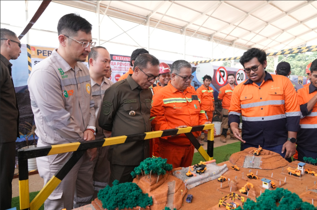 Bupati Halmahera Tengah, Ikram M. Sangaji, saat mengunjungi lokasi pameran pada peringatan World Safety Day 2025 di PT IWIP. Bupati Halmahera Tengah, Ikram M. Sangaji, saat mengunjungi lokasi pameran pada peringatan World Safety Day 2025 di PT IWIP. (Dok. IWIP).