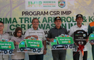 Peduli Lingkungan, IMIP Berikan 8 Kontainer Sampah dan Truk