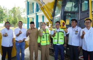 Dukung SDM Vokasi Maluku Utara, United Tractors Hibahkan Ekskavator Komatsu PC210-10M0