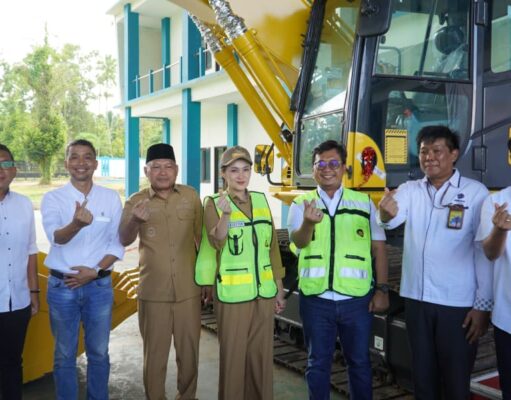 Dukung SDM Vokasi Maluku Utara, United Tractors Hibahkan Ekskavator Komatsu PC210-10M0