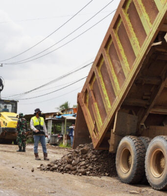 IMIP Benahi 10 Titik Sepanjang 1,2 Km Ruas Trans Sulawesi