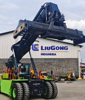 Langkah Baru Menuju Logistik Hijau, LiuGong Indonesia Kirim Reach Stacker Elektrik Perdana