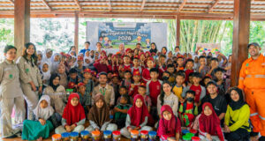 Peringati Hari Bumi, Huayue dan IMIP Edukasi Eco-Enzyme kepada Siswa SD