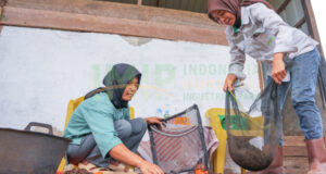 Kelompok Tani Binaan IMIP Olah Sampah Organik Jadi Bernilai