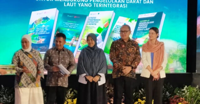 Nizhar Marizi Bappenas kedua dari kanan